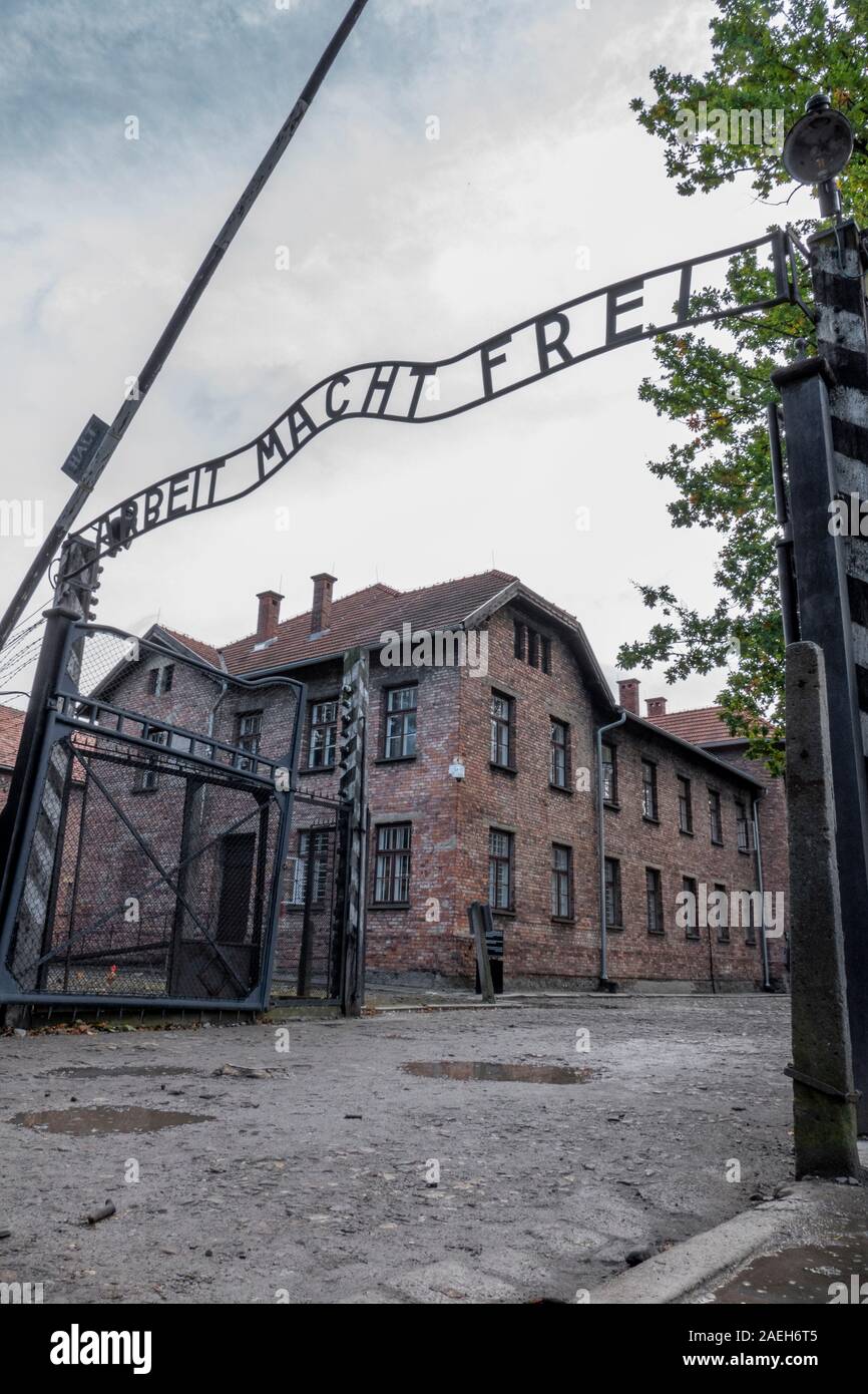 Arbeit macht frei - ein Deutscher Satz "Arbeit macht frei". Das Zeichen steht am Eingang des KZ Auschwitz I Polen - Konzentra Stockfoto