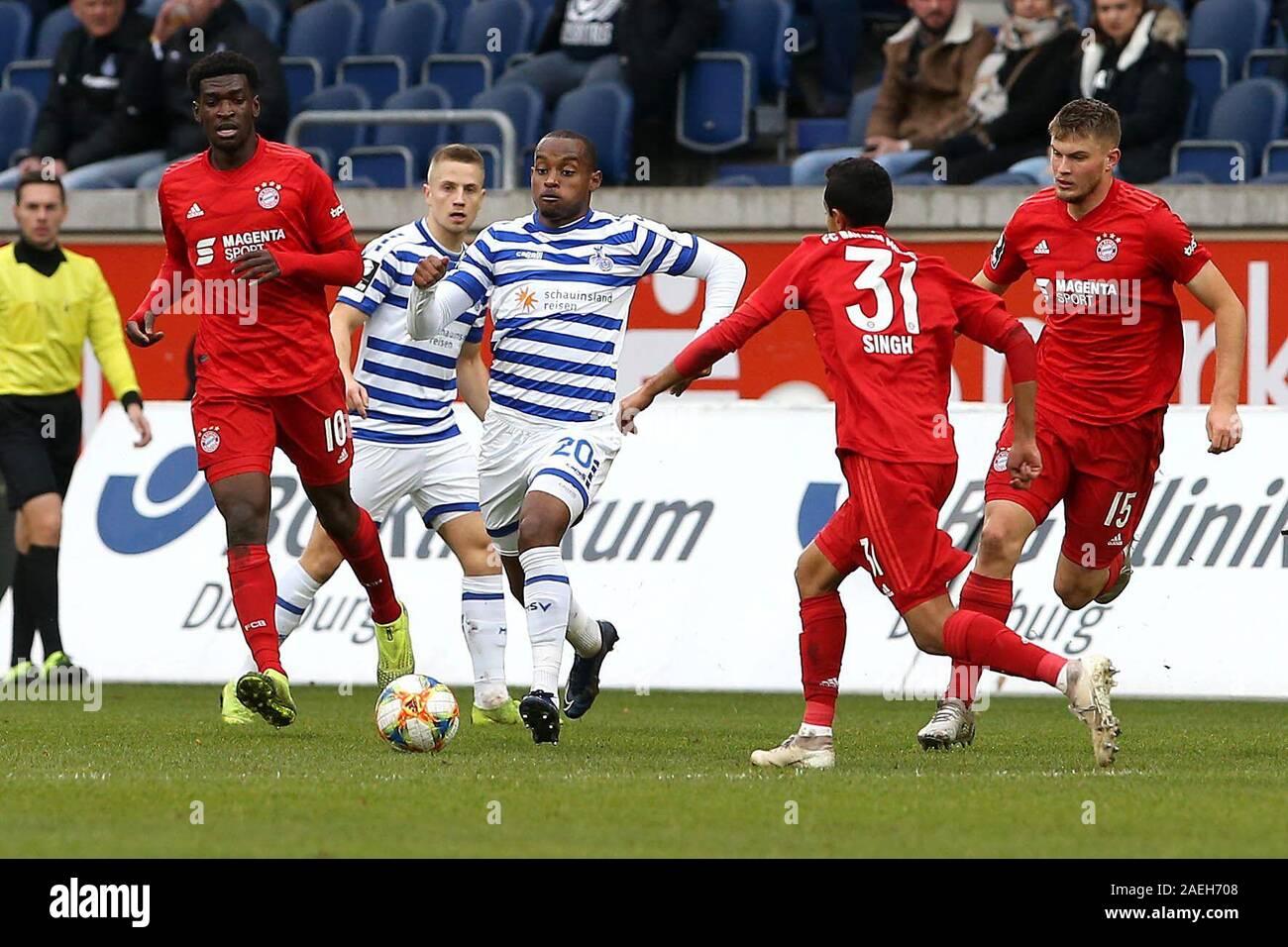 Duisburg, Deutschland. 08 Dez, 2019. firo: 08.12.2019 Fußball, 3. Liga, Saison 2019/2020 MSV Duisburg - FC Bayern München II Leroy-Jacques Mickels (Nr. 20, MSV Duisburg) vs Kwasi Okyere Wriedt (Nr. 10, FC Bayern München II) und Sarpreet Singh (#10) # 31, FC Bayern München II) | Verwendung der weltweiten Kredit: dpa/Alamy leben Nachrichten Stockfoto