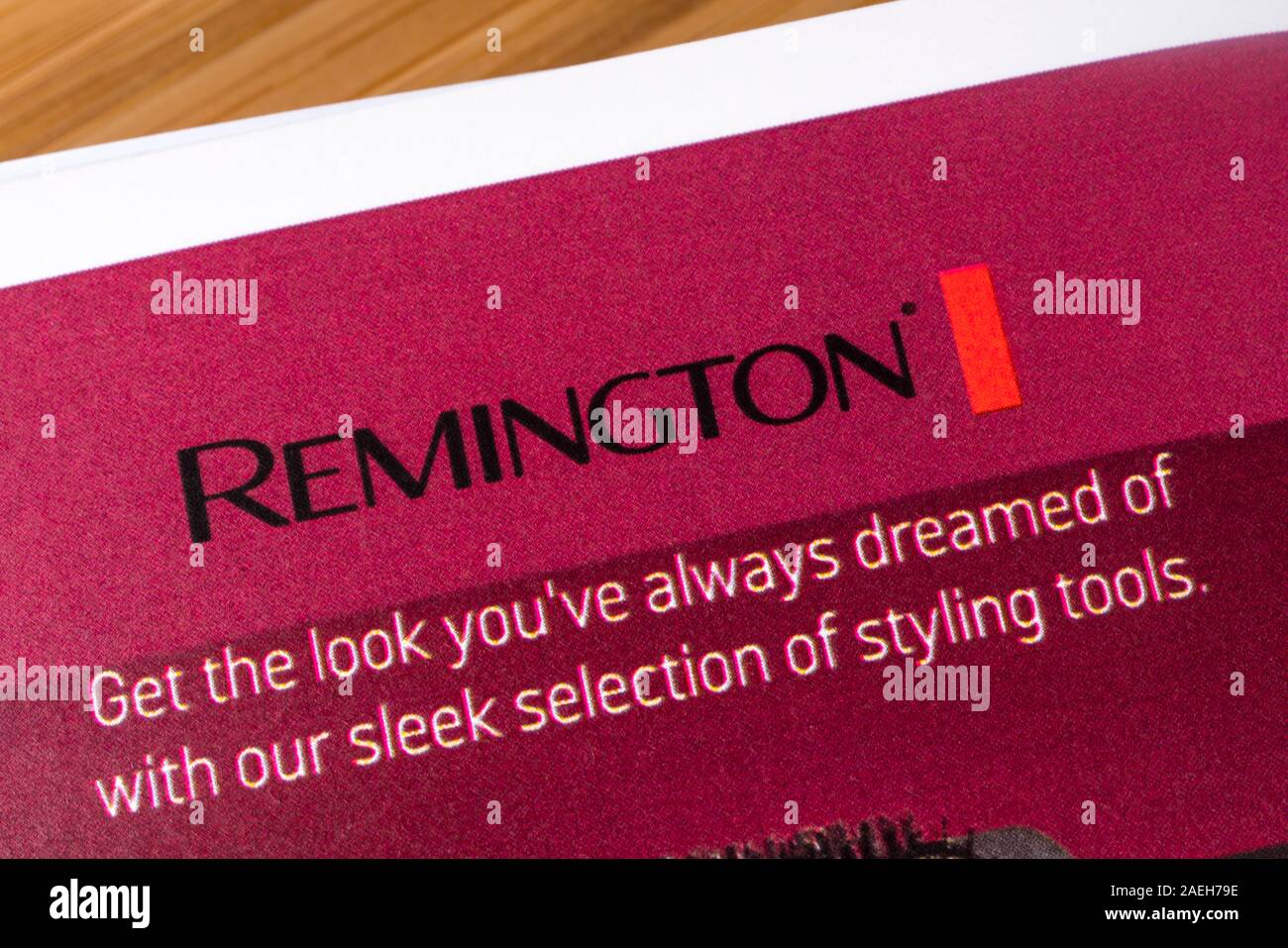London, UK, 5. Dezember 2019: Nahaufnahme der Remington Firmenlogo in einem Produkt-katalog. Remington ist eine Körperschaft Fertigung Personal Care Stockfoto