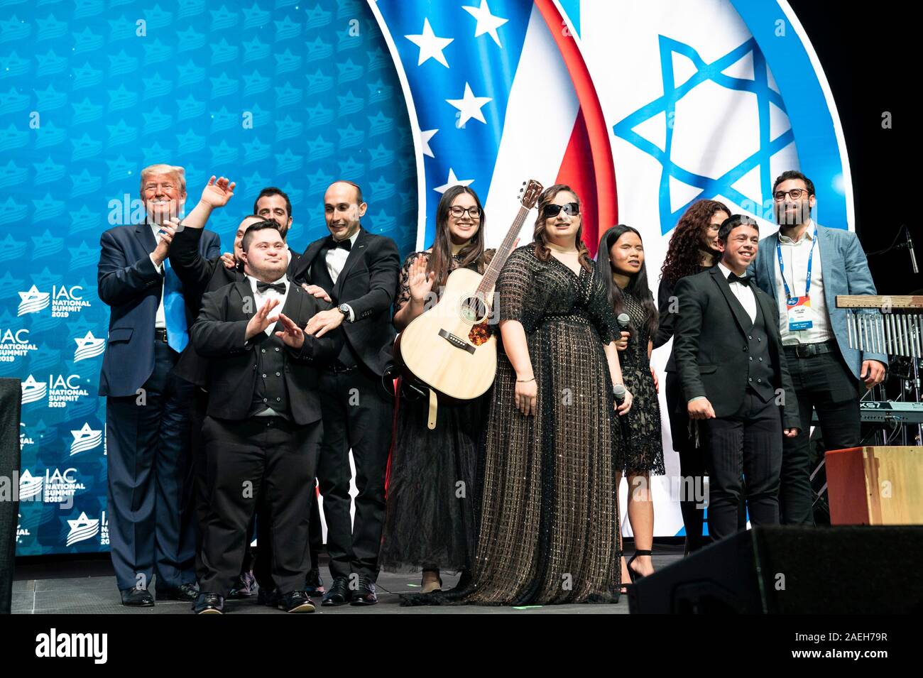 Us-Präsident Donald Trump wirft mit der die Shalva Band, während des Israelischen Amerikanischer Rat nationalen Gipfel der Diplomat Beach Resort Dezember 7, 2019 in Hollywood, Florida. Stockfoto