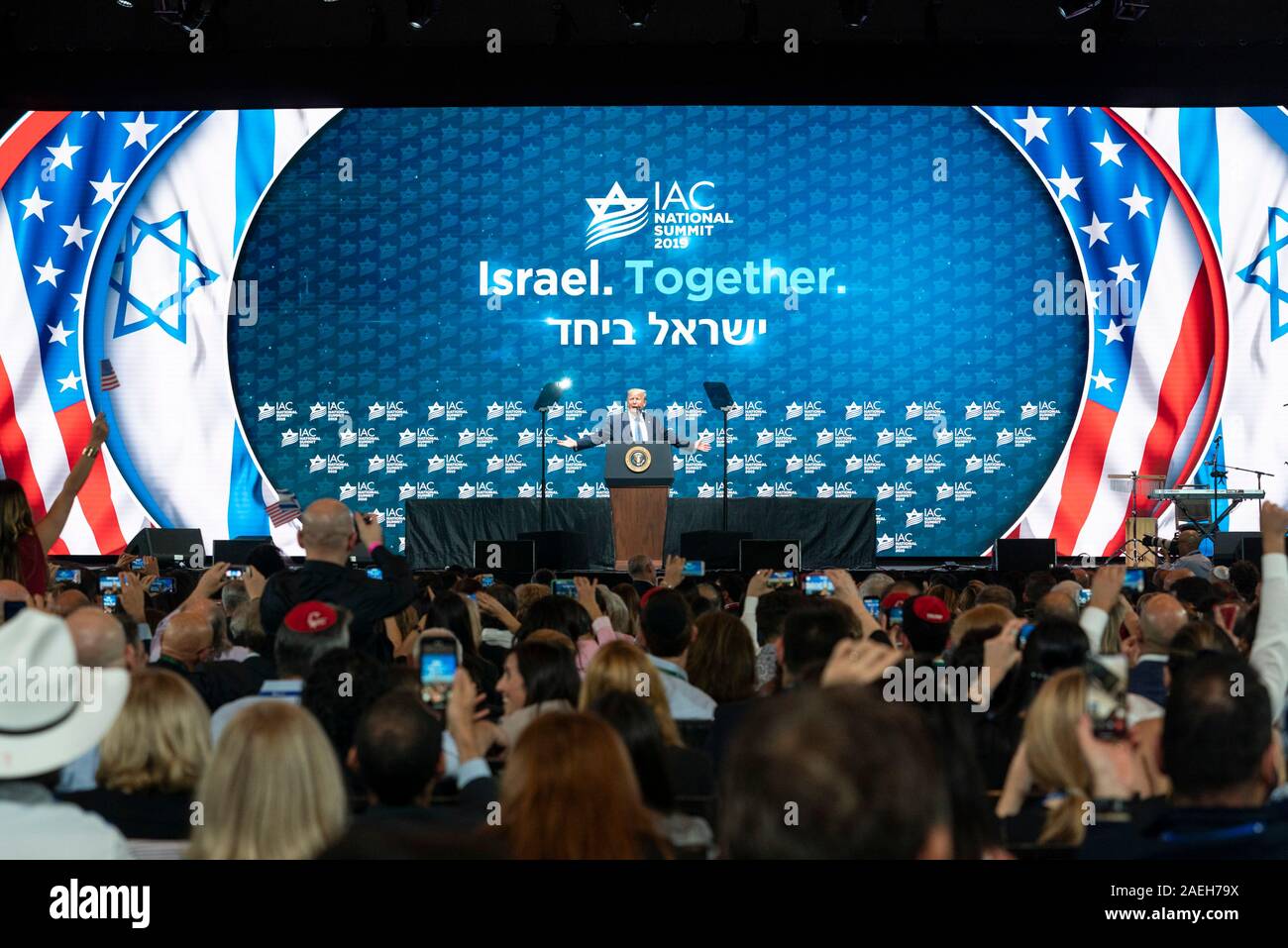 Us-Präsident Donald Trump Wellen, als er die Bühne der Israelischen Amerikanischer Rat nationalen Gipfel der Diplomat Beach Resort Dezember 7, 2019 in Hollywood, Florida zu adressieren. Stockfoto