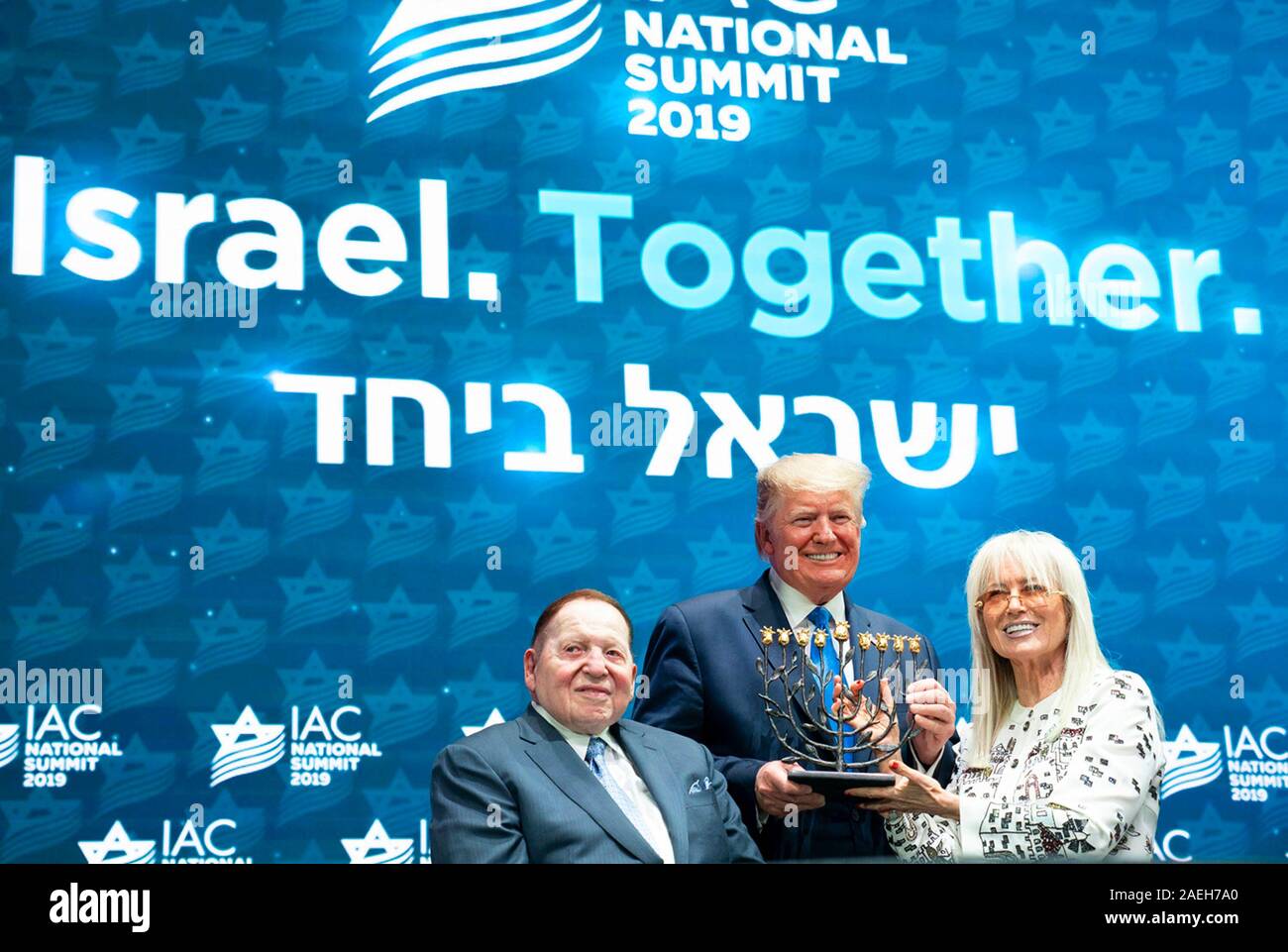 Us-Präsident Donald Trump erhält eine Menorah von Miriam und Sheldon Adelson während des Israelischen Amerikanischer Rat nationalen Gipfel der Diplomat Beach Resort Dezember 7, 2019 in Hollywood, Florida. Stockfoto