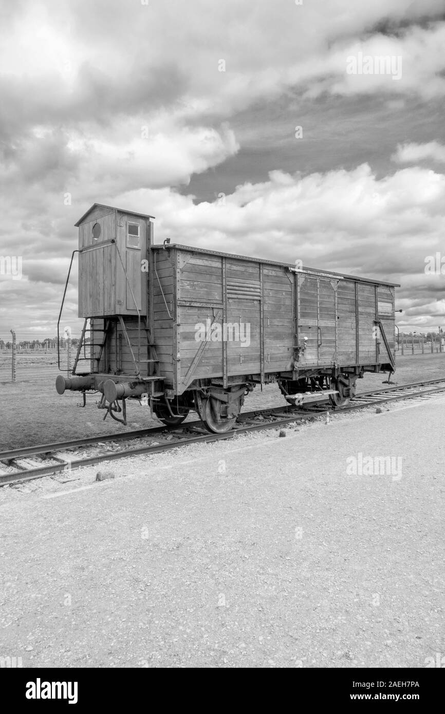 Auschwitz II-Birkenau. Ein Güterwagen verwendet Deportierten auf der Bahnstrecke in Auschwitz II-Birkenau Tod zu transportieren. Gebäude begann im Oktober 1 Stockfoto