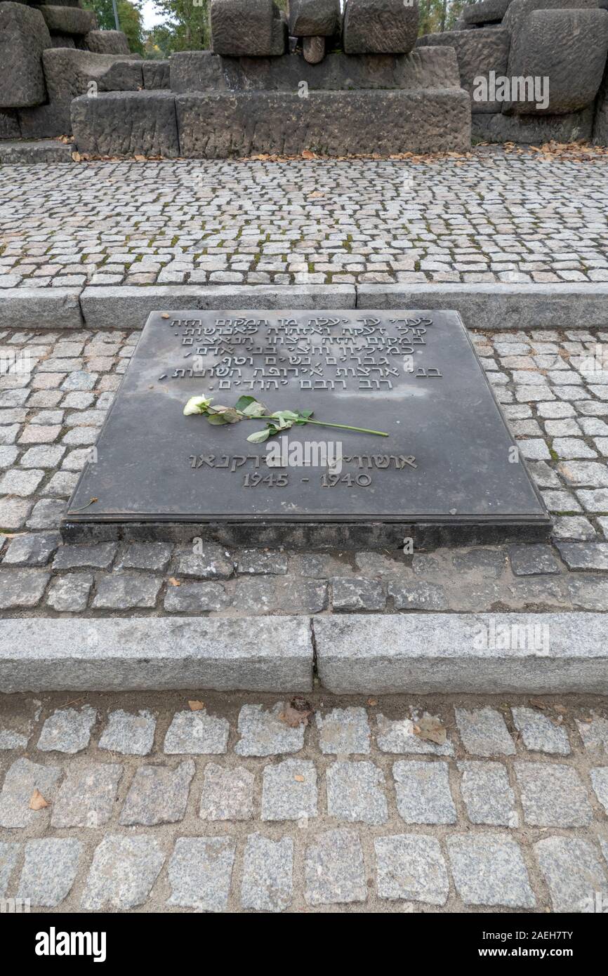 Ein Gedenkstein in Auschwitz II-Birkenau Death Camp. Gebäude begann im Oktober 1941 die Überlastung von Auschwitz 1, der wichtigsten Konzentrationslager zu erleichtern. Ein Stockfoto