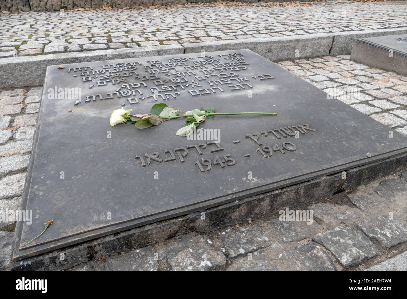 Ein Gedenkstein in Auschwitz II-Birkenau Death Camp. Gebäude begann im Oktober 1941 die Überlastung von Auschwitz 1, der wichtigsten Konzentrationslager zu erleichtern. Ein Stockfoto