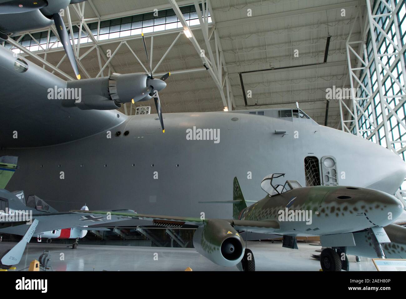 Die Fichte Gans und eine Messerschmitt Me-262 Schwalbe Reproduktion im Evergreen Aviation and Space Museum in Oregon Stockfoto