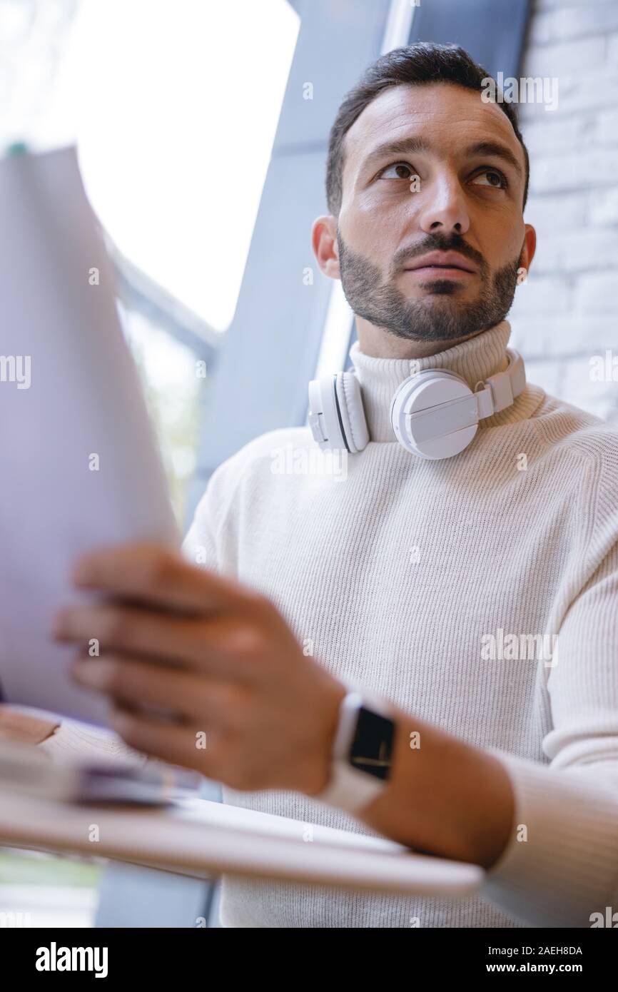 Stattliche Schüler versuchen zu merken neues Thema Stockfoto
