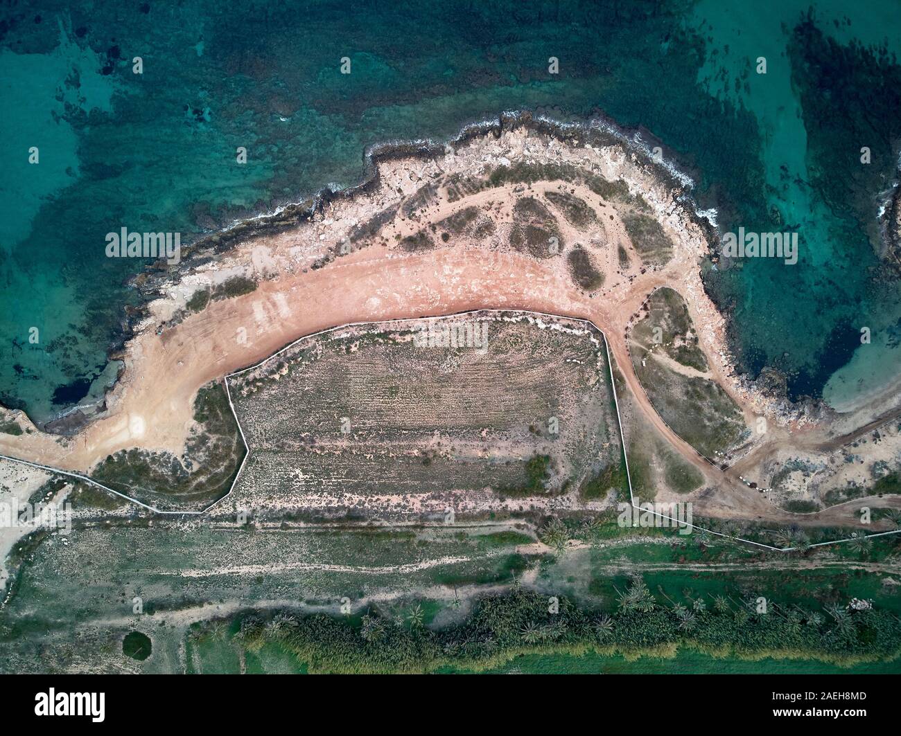 Natur malerischer Hintergrund direkt von oben Drohnenpunkt Vogelperspektive Blick türkisgrüne Lagune Mittelmeer grünes Wasser felsige Küste Spanien Stockfoto
