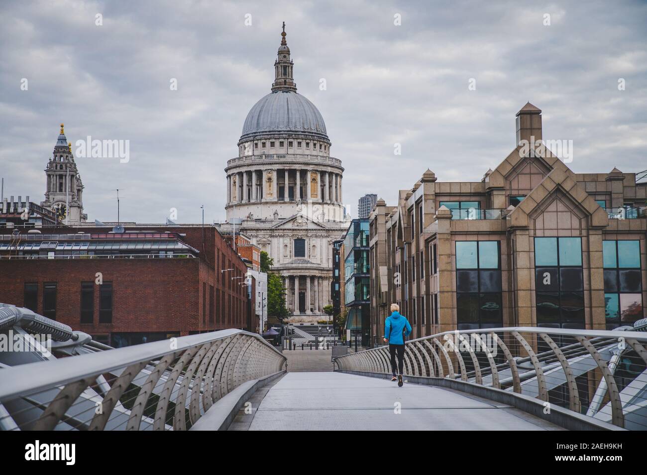 St Paul's Cathedral und Millennium Fußgängerbrücke. Athleten trainieren in London. Sport Foto. Konzept Foto für den Wettbewerb in London, London Marathon Stockfoto