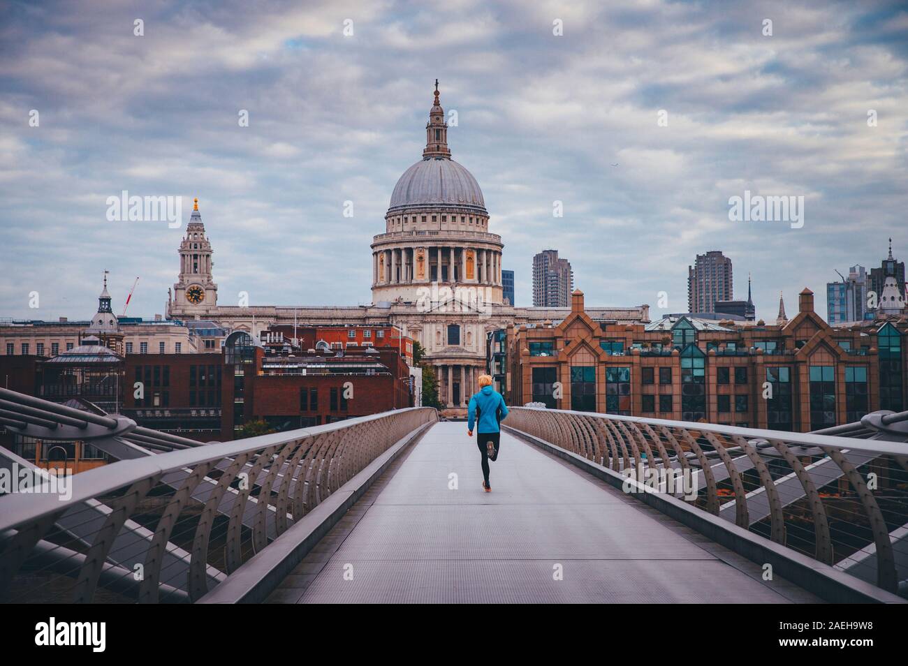 Junge aktive Menschen im Millennium Fußgängerbrücke über die Themse, die St. Paul's Kathedrale im Hintergrund Stockfoto