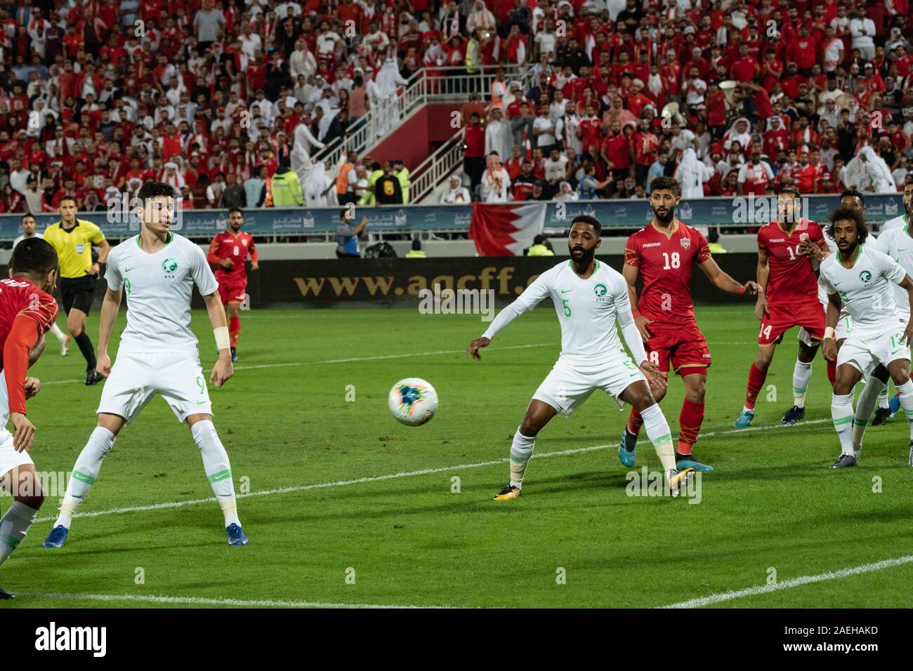 Bahrain gewann die Arabian Gulf Cup Titel zum ersten Mal mit einem 1-0 Sieg über Saudi-arabien in die Endrunde am Sonntag. Bahrain zuletzt erreichte das Finale im Jahr 2004. Die Saudis waren auf der Suche den Titel zum vierten Mal zu heben. Während der Gruppenphase des Wettbewerbs, Bahrain verloren 0-2 nach Saudi-arabien. Stockfoto