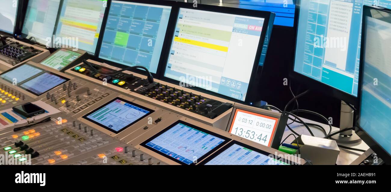 PARIS, FRANKREICH, November Circa, 2019. Technische Zimmer mit Audio Mixing Console, Computer, led-tv, Screens und Studio Equipment aufnehmen, in der Broadcast Stockfoto