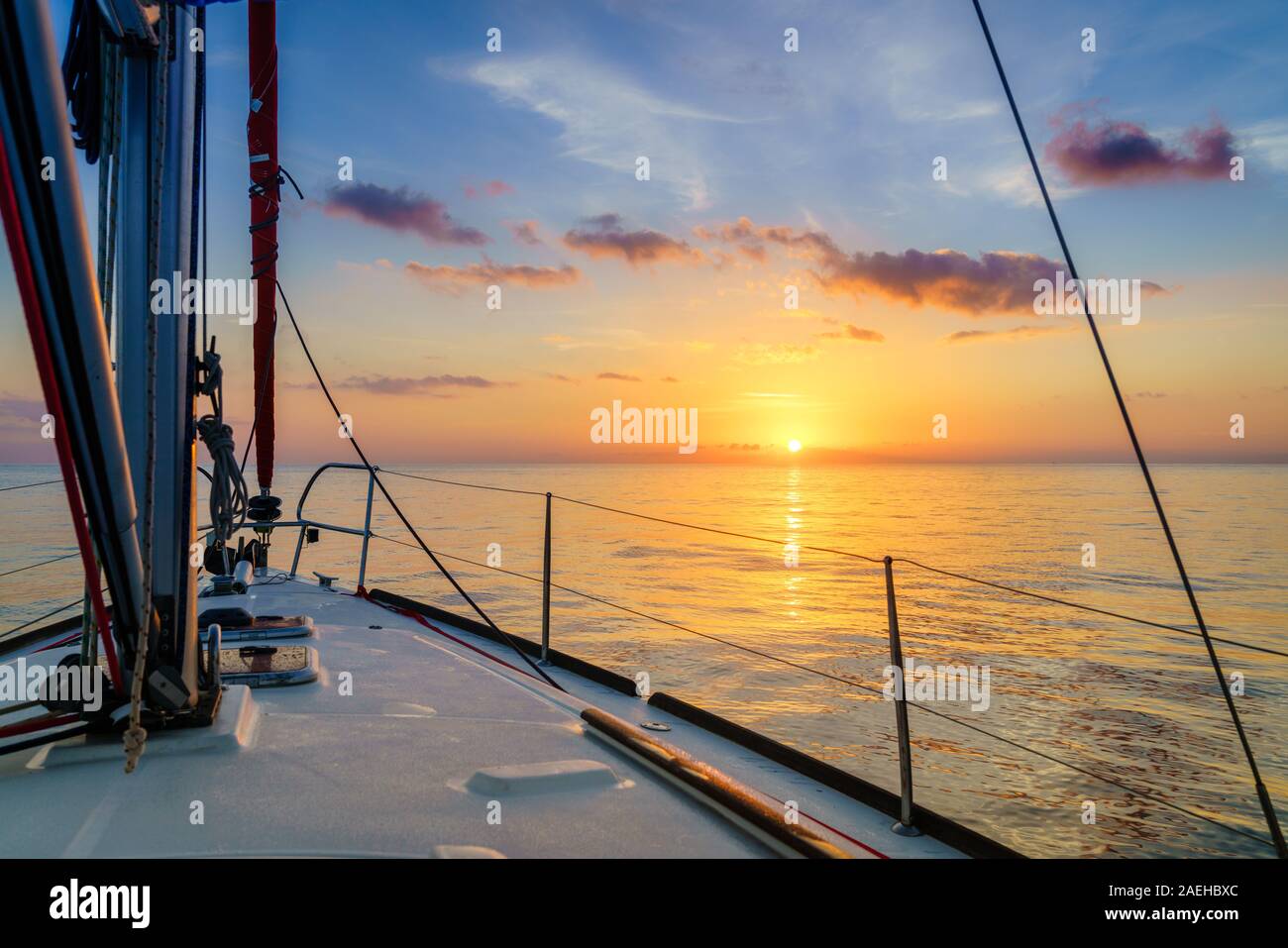 Malerische Sonnenaufgang über dem Mittelmeer als von einem Segelboot gesehen Stockfoto