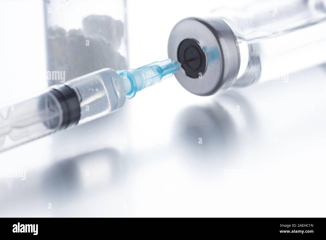 Antibiotikum Injektion Flaschen mit einem Kunststoff Einwegspritze auf einem weißen Hintergrund. Stockfoto