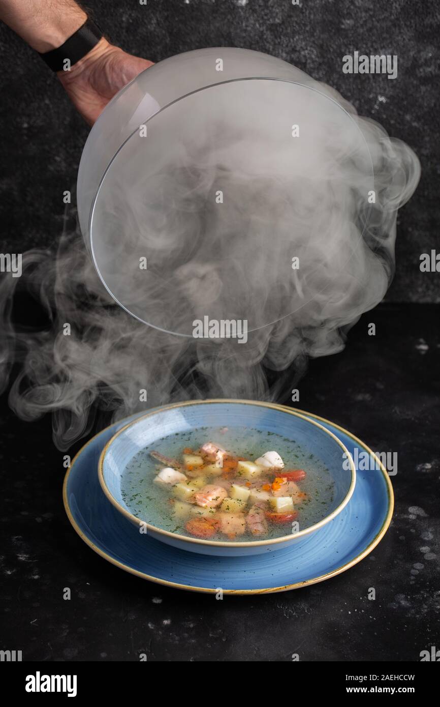 Fischsuppe in einer Platte Stockfoto