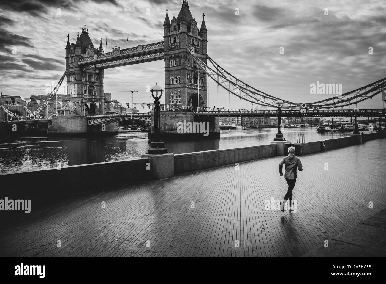 London lifestyle Mann in der Nähe der Tower Bridge. Männliche Läufer joggen Training in der Stadt Stockfoto