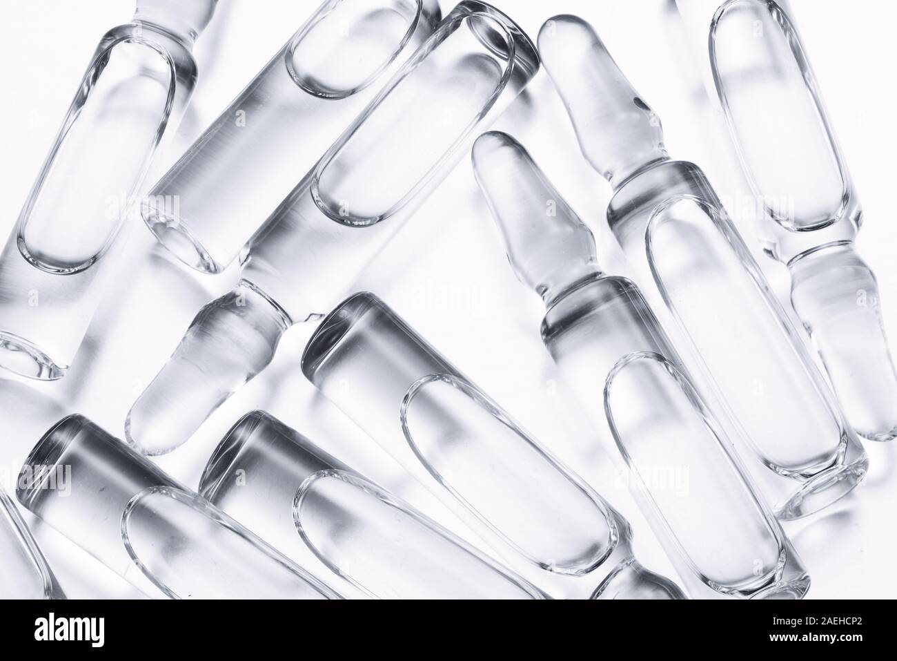 Gruppe von Glasampullen mit einem Impfstoff auf einem weißen Hintergrund. Stockfoto