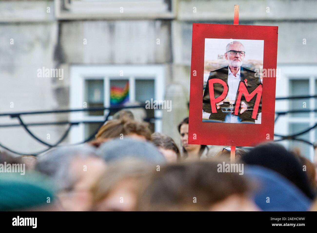 Bristol, UK, 9. Dez, 2019. Jeremy Corbyn Anhänger mit Plakaten, die ihn unterstützen als PM abgebildet, da sie sich auf die Vorträge bei einer Kundgebung in College Green, Bristol hören. Credit: Lynchpics/Alamy leben Nachrichten Stockfoto