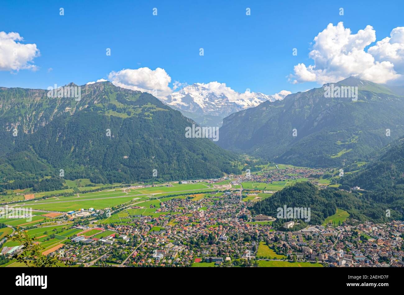 Atemberaubende Aussicht auf Interlaken und die angrenzenden Berge fotografiert vom Harder Kulm in der Schweiz. Schweizer Alpen Landschaft. Stadt im Tal, das von Bergen umgeben ist. Sonnigen Tag. Stockfoto