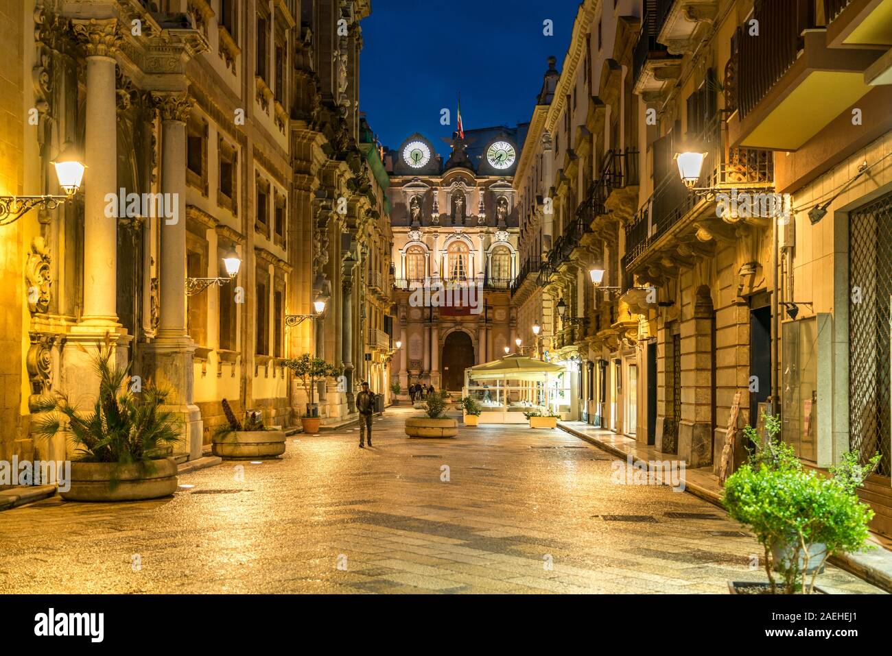 Fussgängerzone Corso Vittorio Emanuele und Rathaus Palazzo Cavarretta in der Abenddämmerung, Trapani, Sizilien, Italien, Europa | Fußgängerzone Co Stockfoto