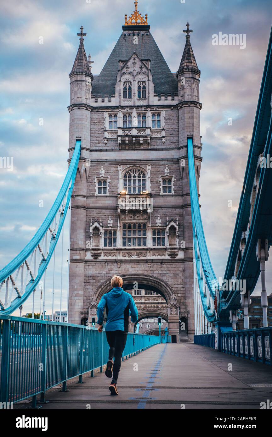 Läufer am Morgen Training auf der Tower Bridge in London. Sport in der Stadt, Konzept Foto Stockfoto