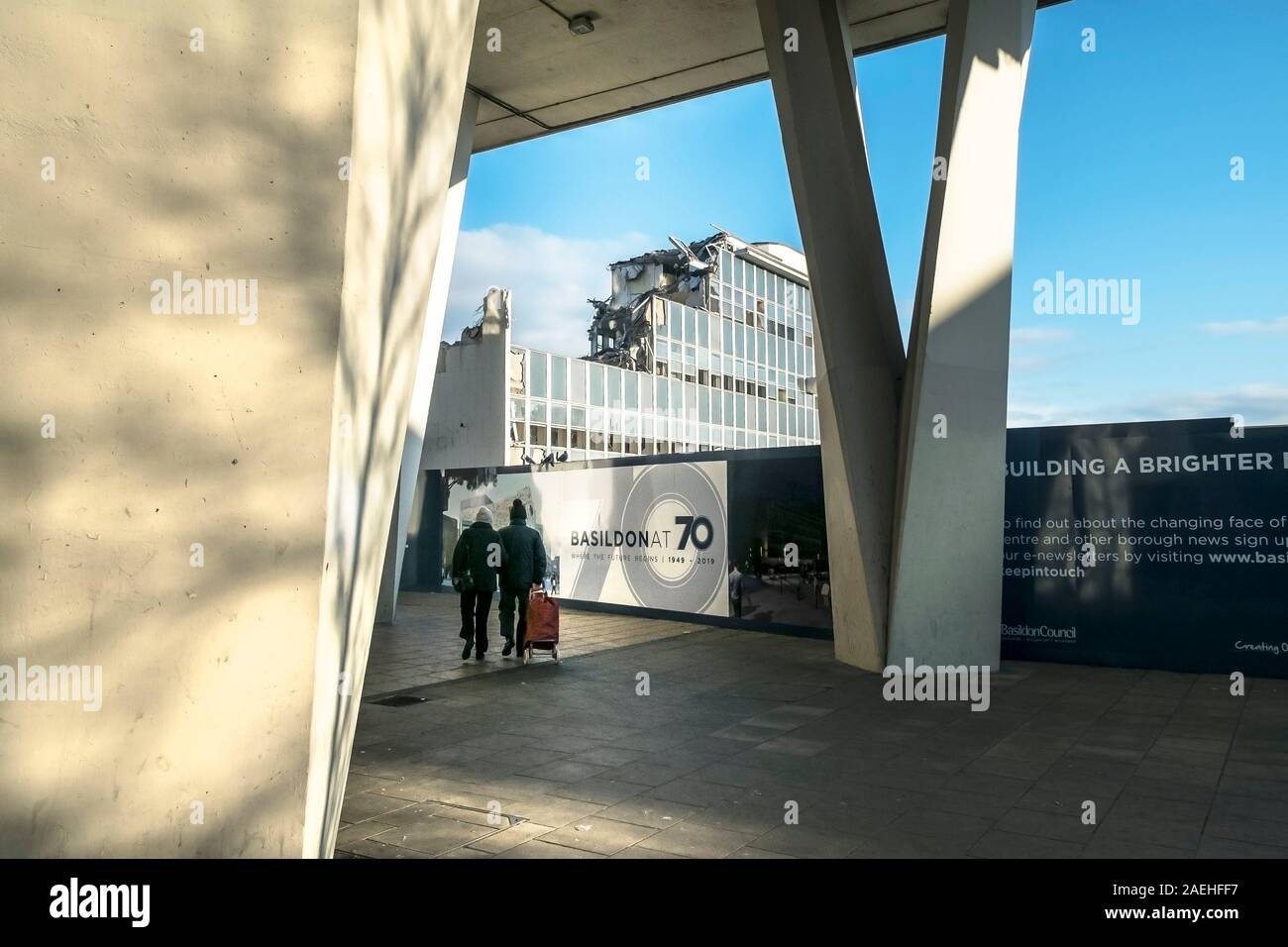 Der Abriss des Post Office Gebäude als Teil der lang ersehnte Sanierung der Innenstadt in Basildon, Essex, an. Stockfoto