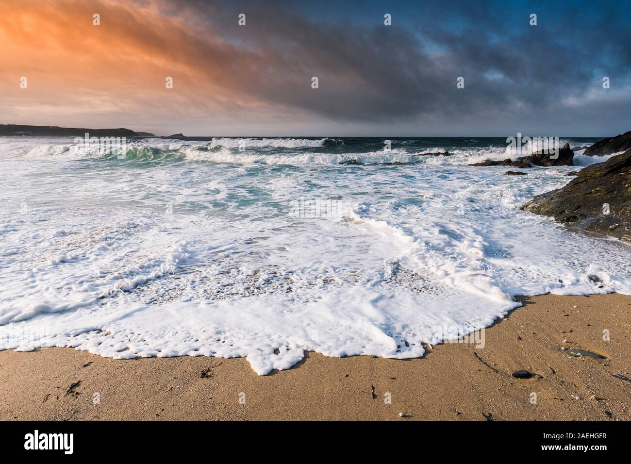 Abendlicht über wenig Fistral wie die Flut an einem windigen Tag in Newquay in Cornwall kommt. Stockfoto