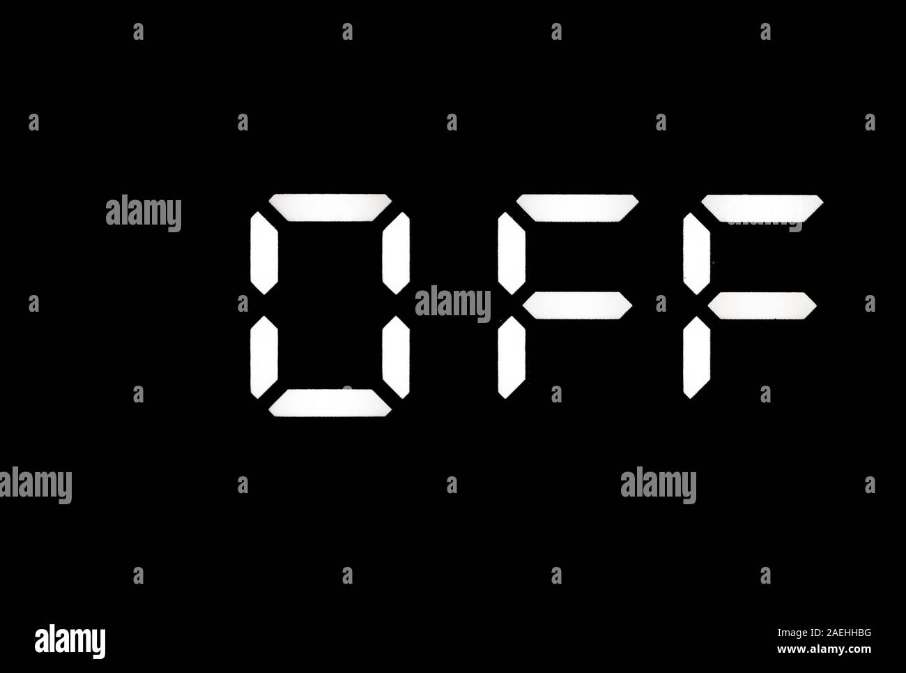 Echte weiße LED Digitaluhr auf schwarzem Hintergrund angezeigt Stockfoto