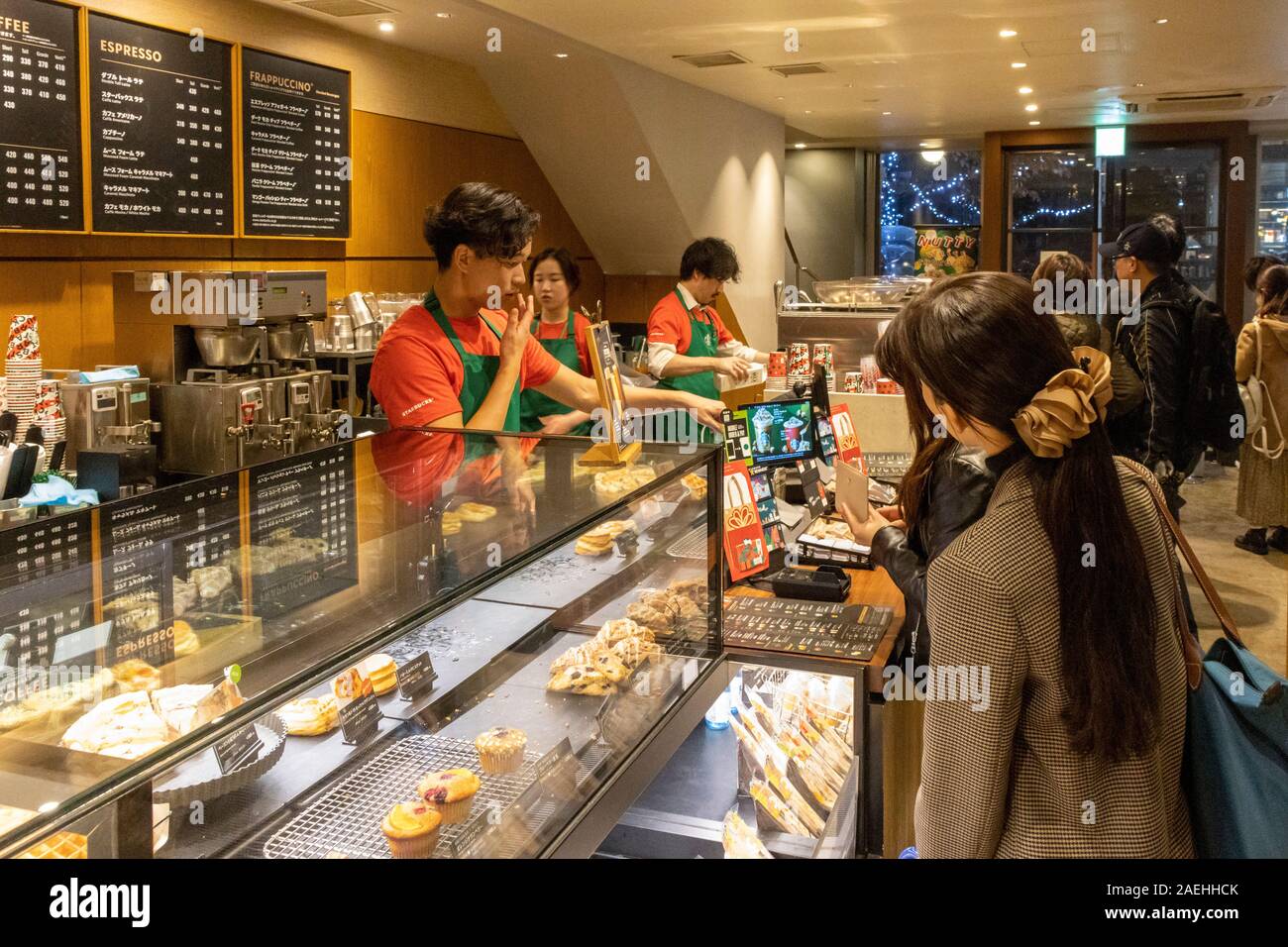 Kunden Warteschlange im Starbucks Store, Ginza, Tokyo, Japan Stockfoto