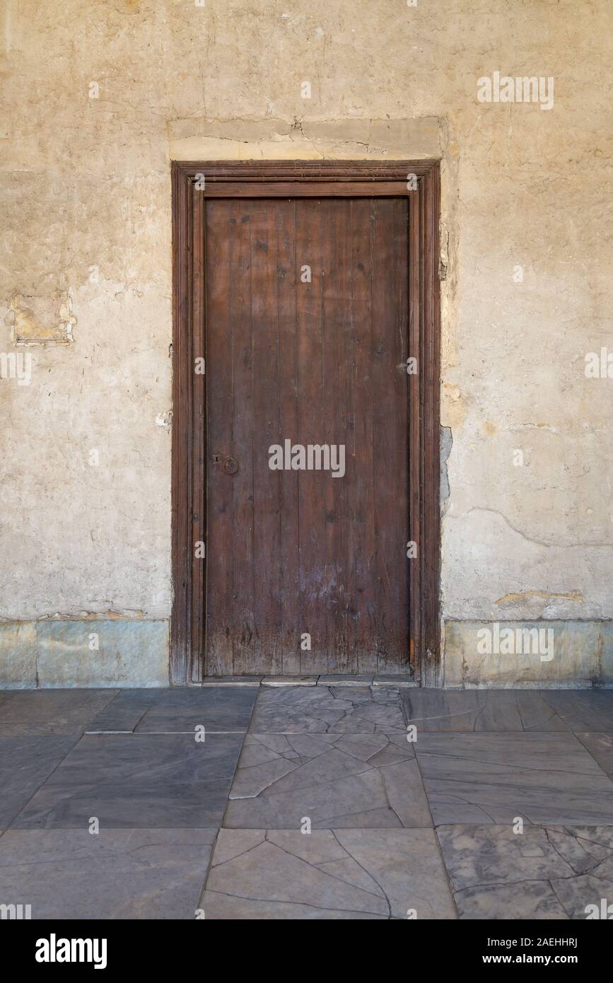 Grunge Holz- im Alter von Tür auf verwitterte stein Wand, mittelalterliche Kairo, Ägypten Stockfoto