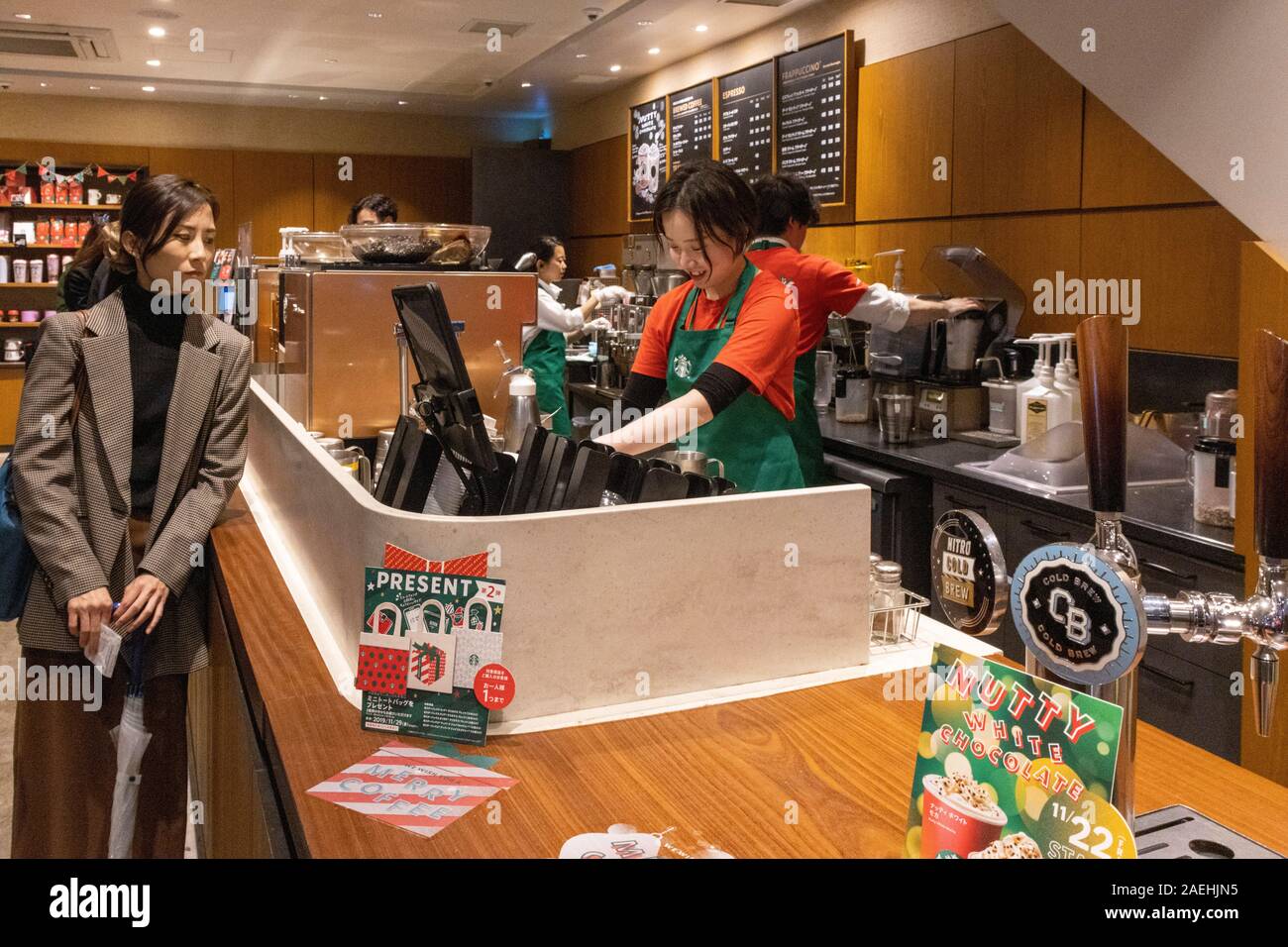 Kunden Warteschlange im Starbucks Store, Ginza, Tokyo, Japan Stockfoto