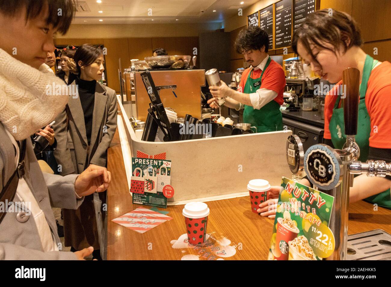 Kunden Warteschlange im Starbucks Store, Ginza, Tokyo, Japan Stockfoto