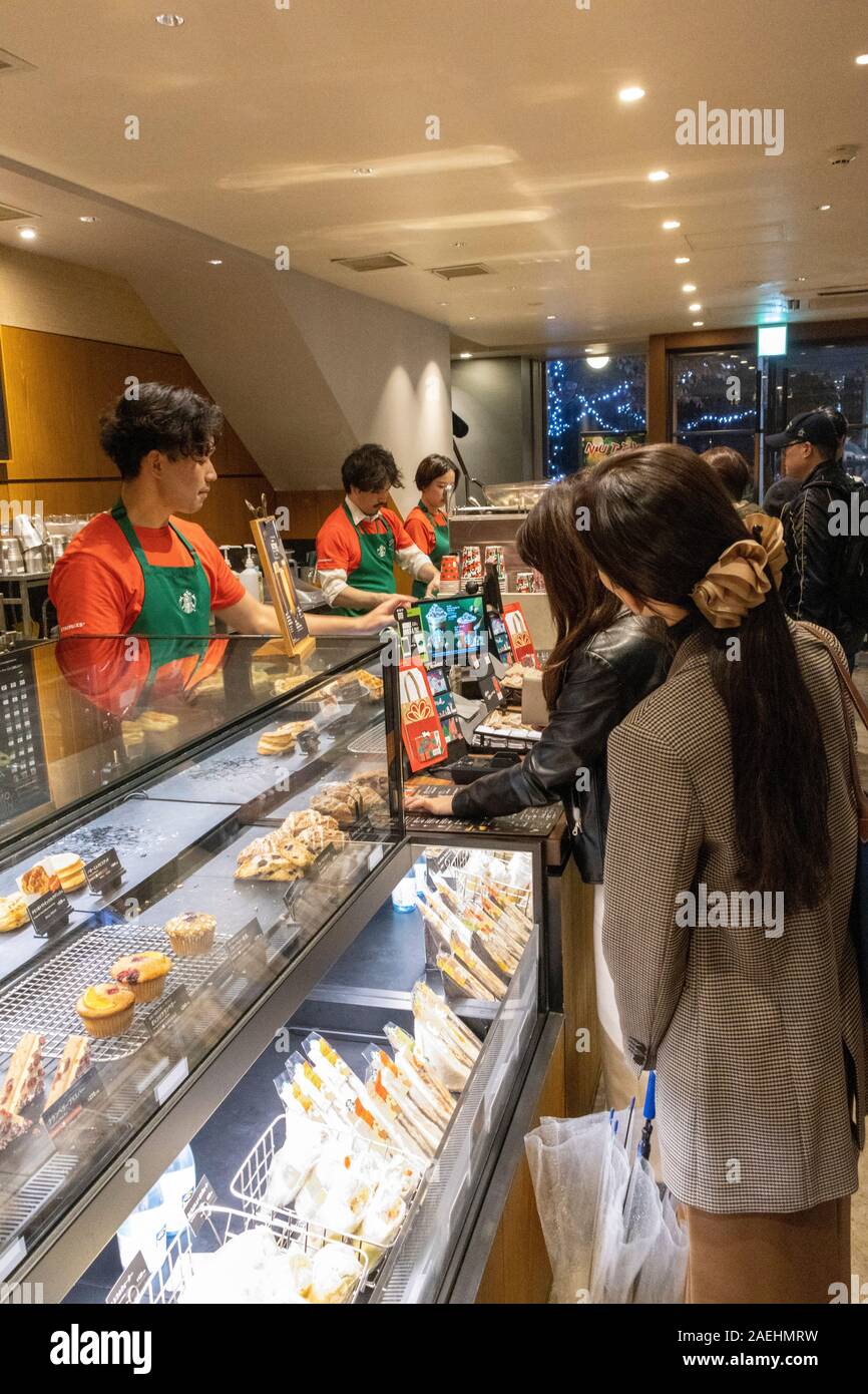 Kunden Warteschlange im Starbucks Store, Ginza, Tokyo, Japan Stockfoto
