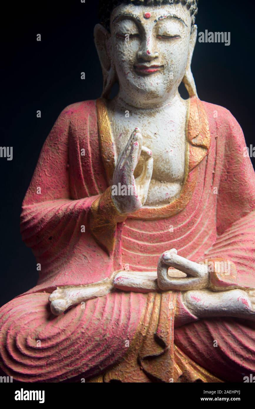 Lord Budha auf schwarzem Hintergrund Stockfoto