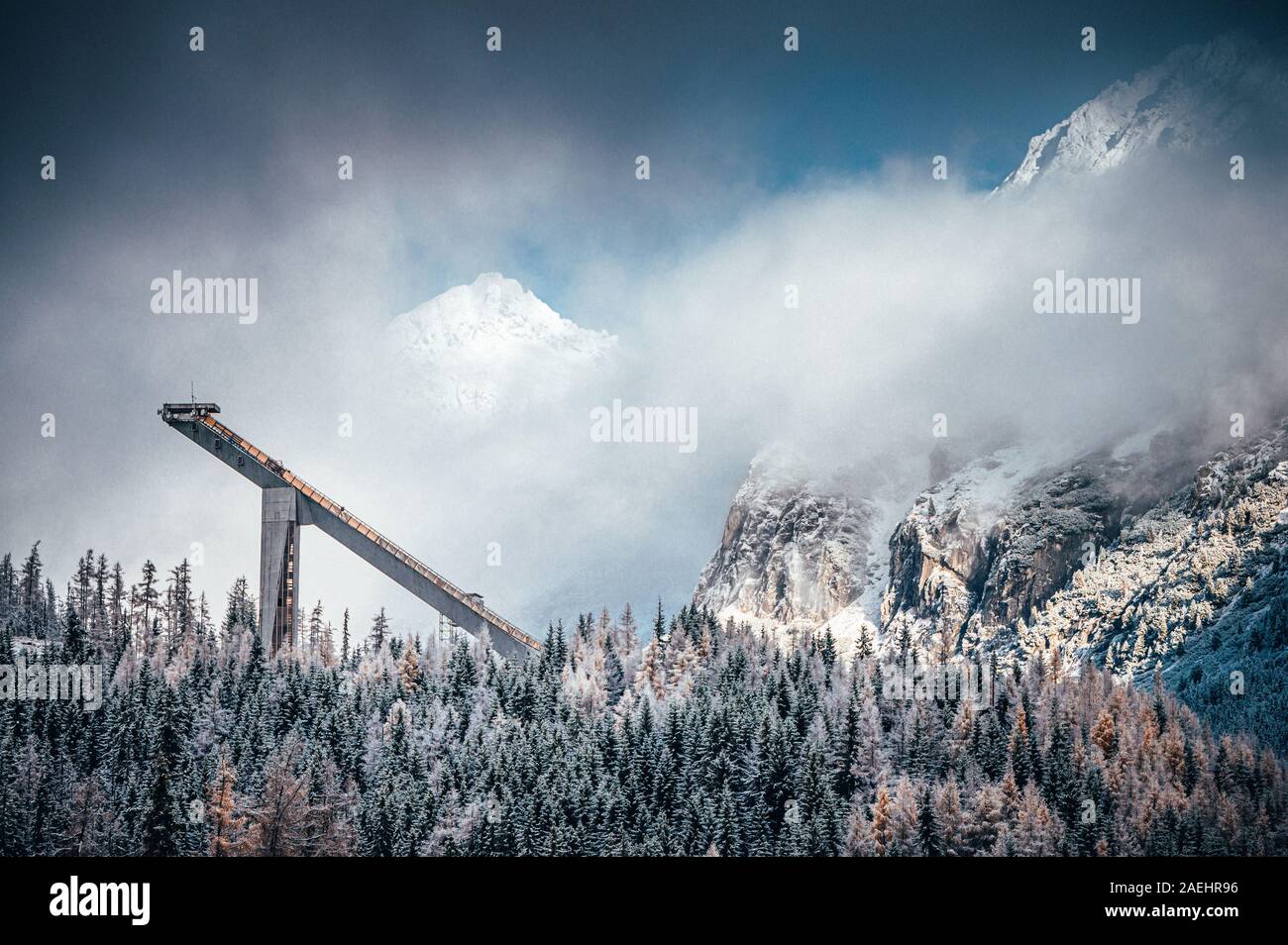 . Ski Jump und Winter Berge im Hintergrund. Stockfoto