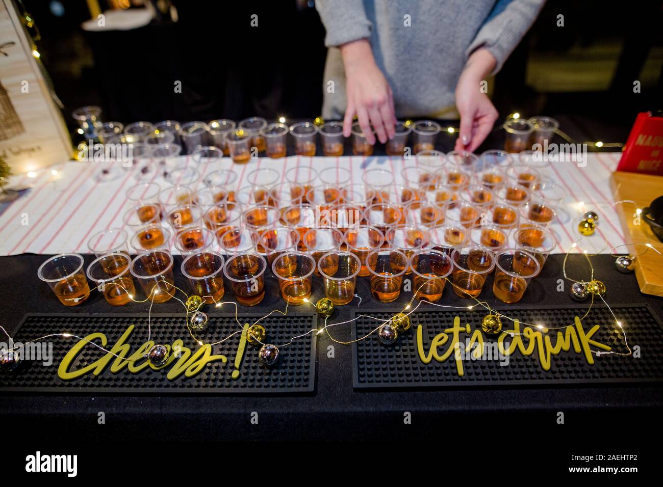 Eine Reihe von Cocktails aufgereiht in einem festlich geschmückten Tisch Stockfoto