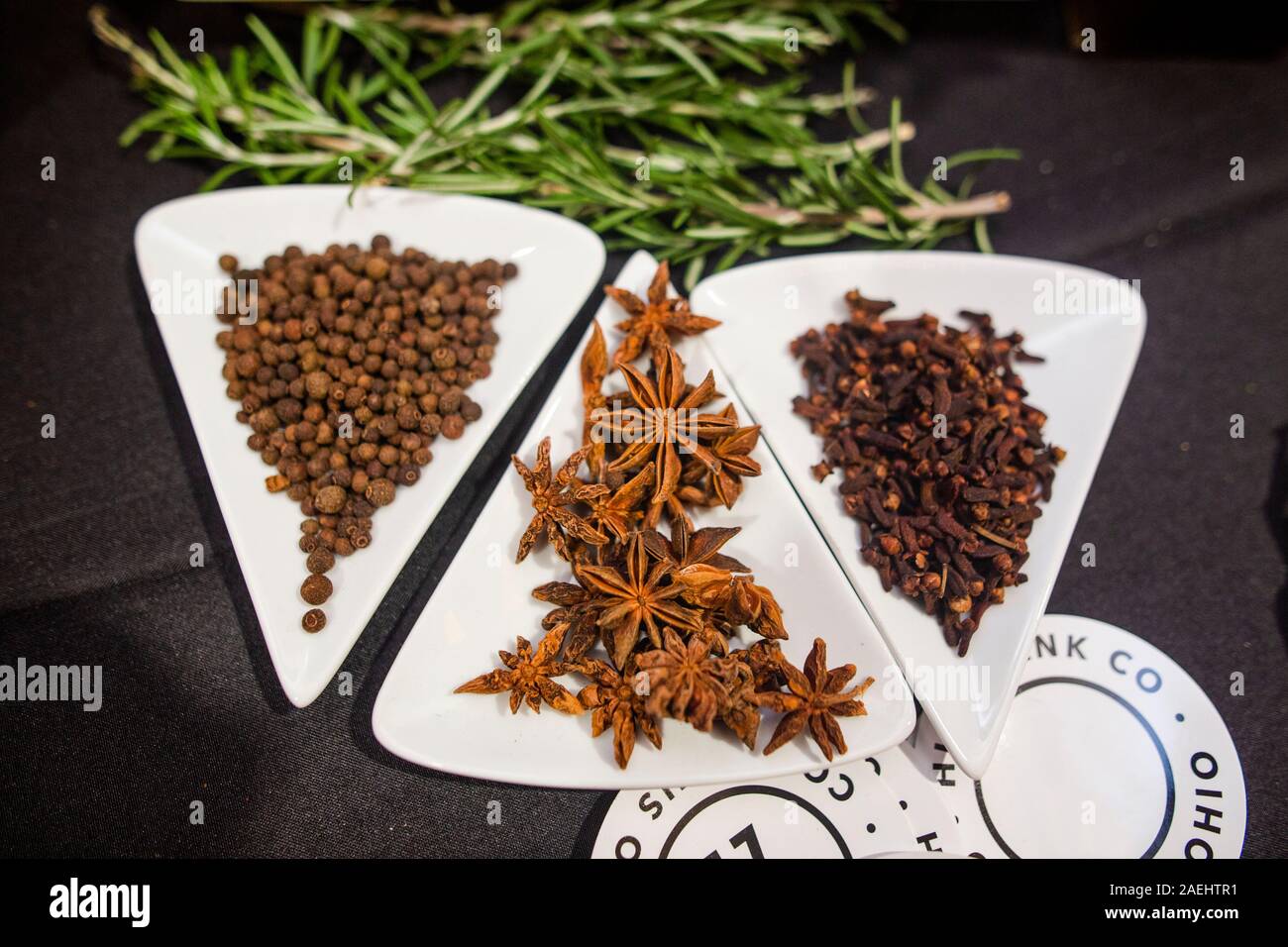 Oben - Blick auf Kräuter und aromatische Gewürze in Weiße dreieckige Gerichte Stockfoto