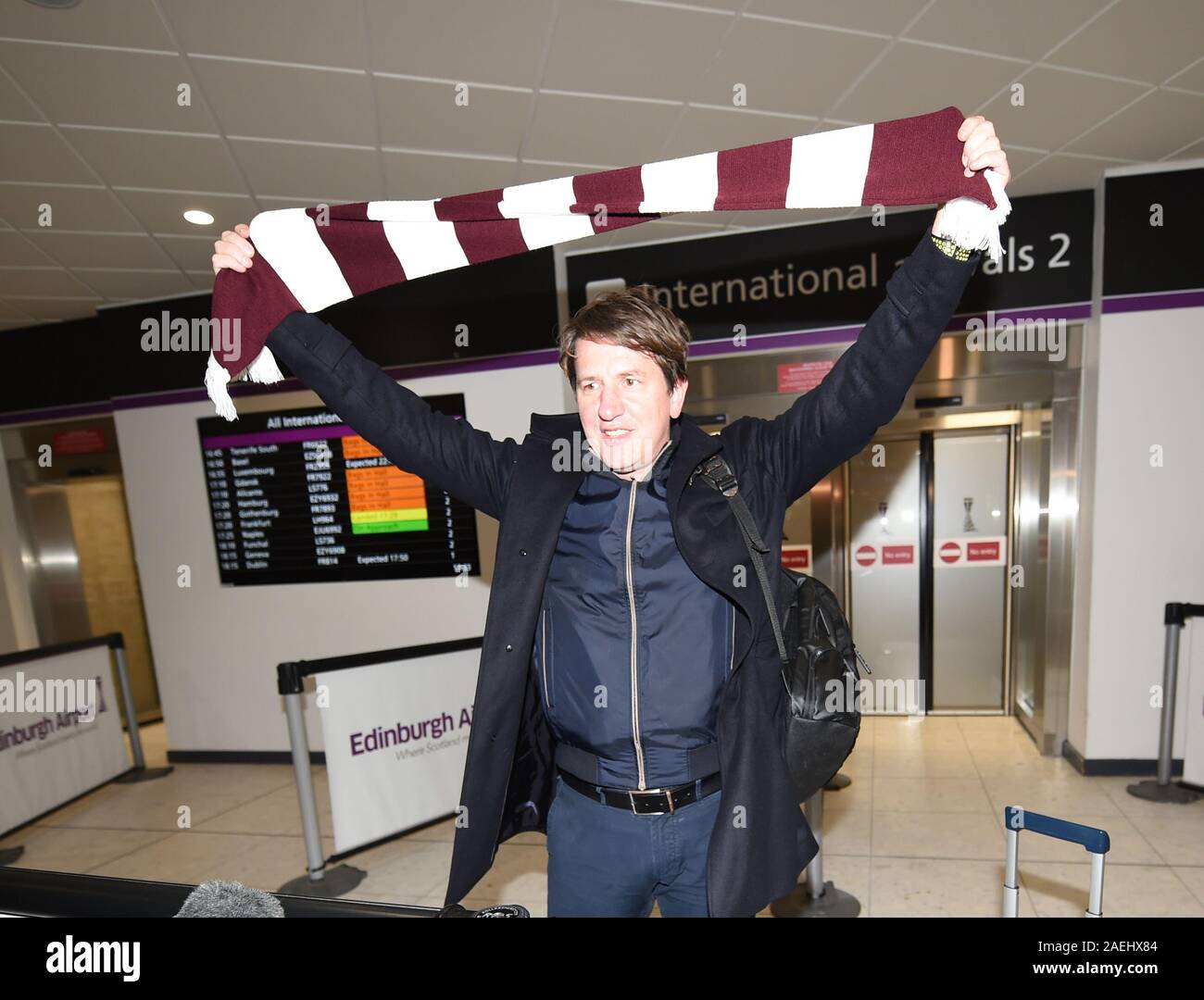 Der Flughafen von Edinburgh, Schottland, VEREINIGTEN KÖNIGREICH. 9. Dez 19. Herzen neue Manager Daniel Stendel. Kommt der Flughafen Edinburgh aus Deutschland, bis seine Verabredung mit der tynecastle Verein zu nehmen. Pic Credit: Eric mccowat/Alamy leben Nachrichten Stockfoto