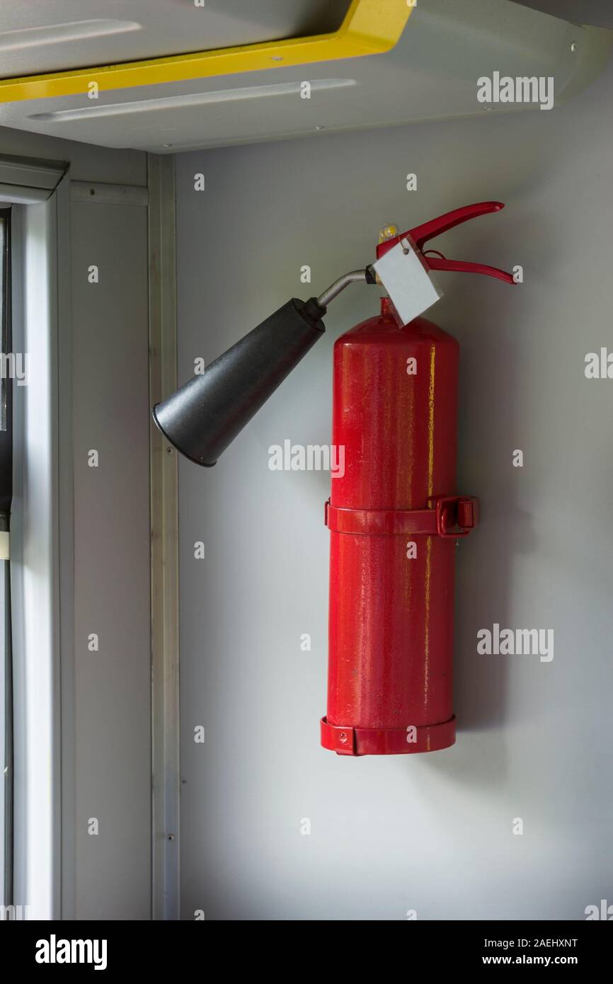 Feuerlöscher im vestibül von einem Fluggast die Beförderung hängt an der Wand Stockfoto