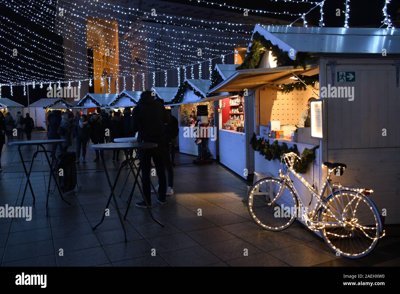 Weihnachtsmarkt mit schönen Lichtern, Vilnius Cathedral Square mit Ständen oder Ständen mit Fahrrad und Kathedrale im Hintergrund, Markt abgesagt Stockfoto