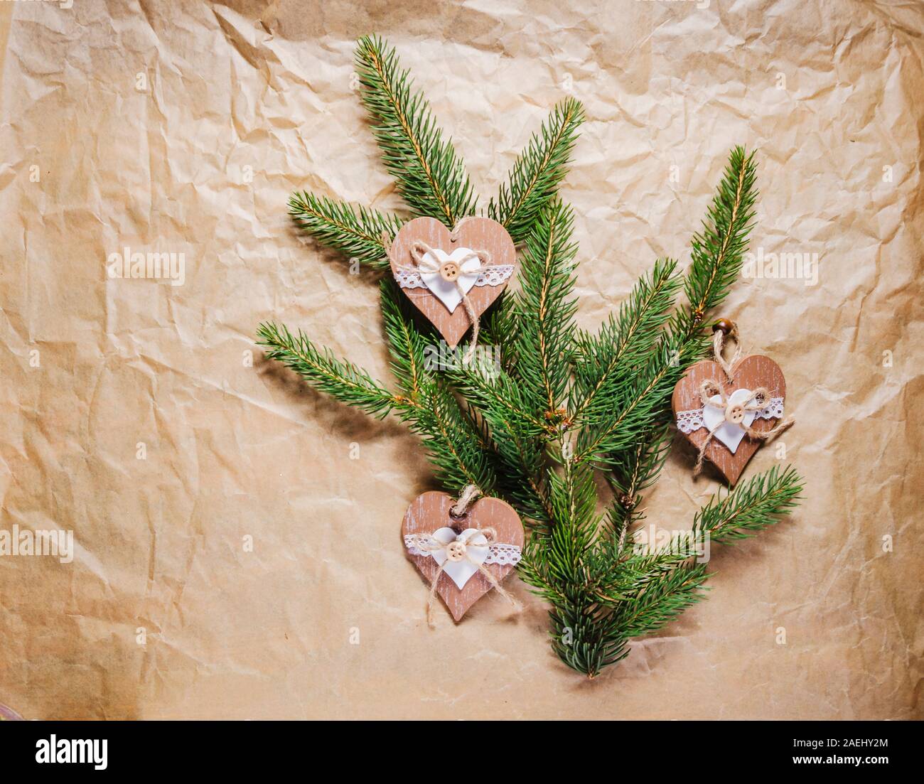 Weihnachten Dekoration, Zweige auf grauem Papier dekoriert Fichte, flach Stockfoto
