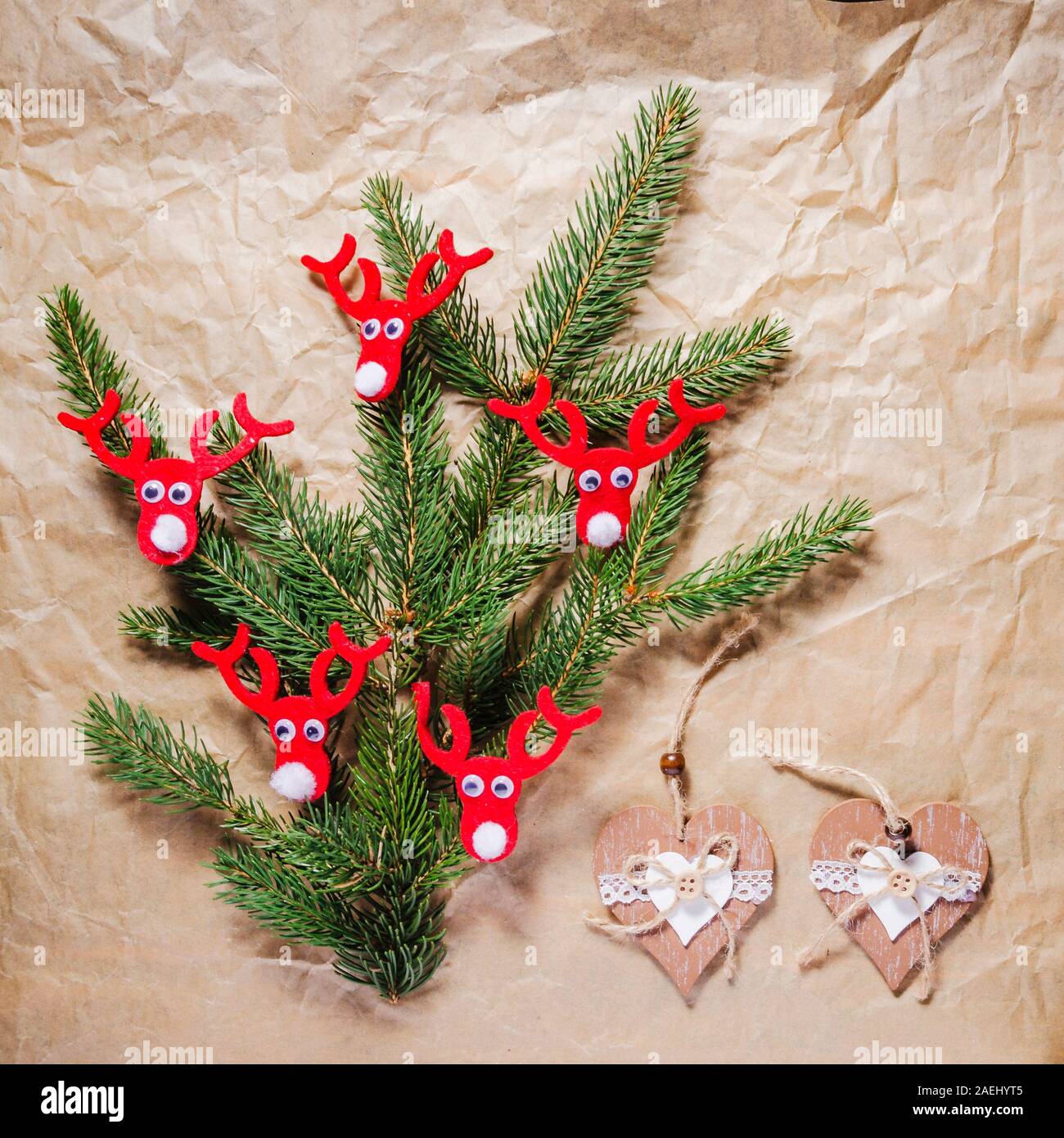 Weihnachten Dekoration, Zweige auf grauem Papier dekoriert Fichte, flach Stockfoto