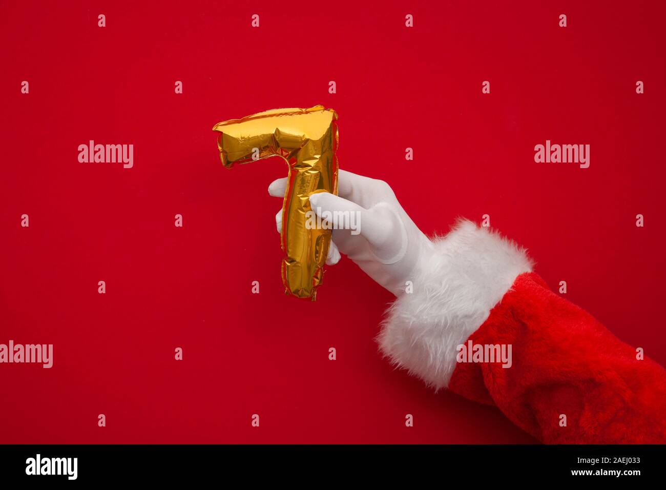 12 Tage von Weihnachten. Santa Hände halten 7. tag Ballon auf rotem Hintergrund Stockfoto