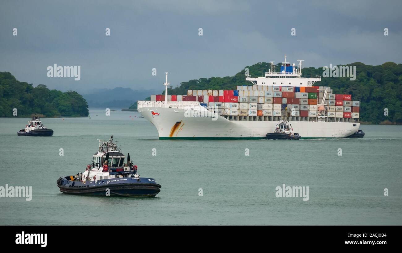 Containerschiff (safmarine Nokwanda) umgeben durch den Panamakanal Schleppschiffen in Gatun See wartet die Agua Clara Schlösser ein. Stockfoto