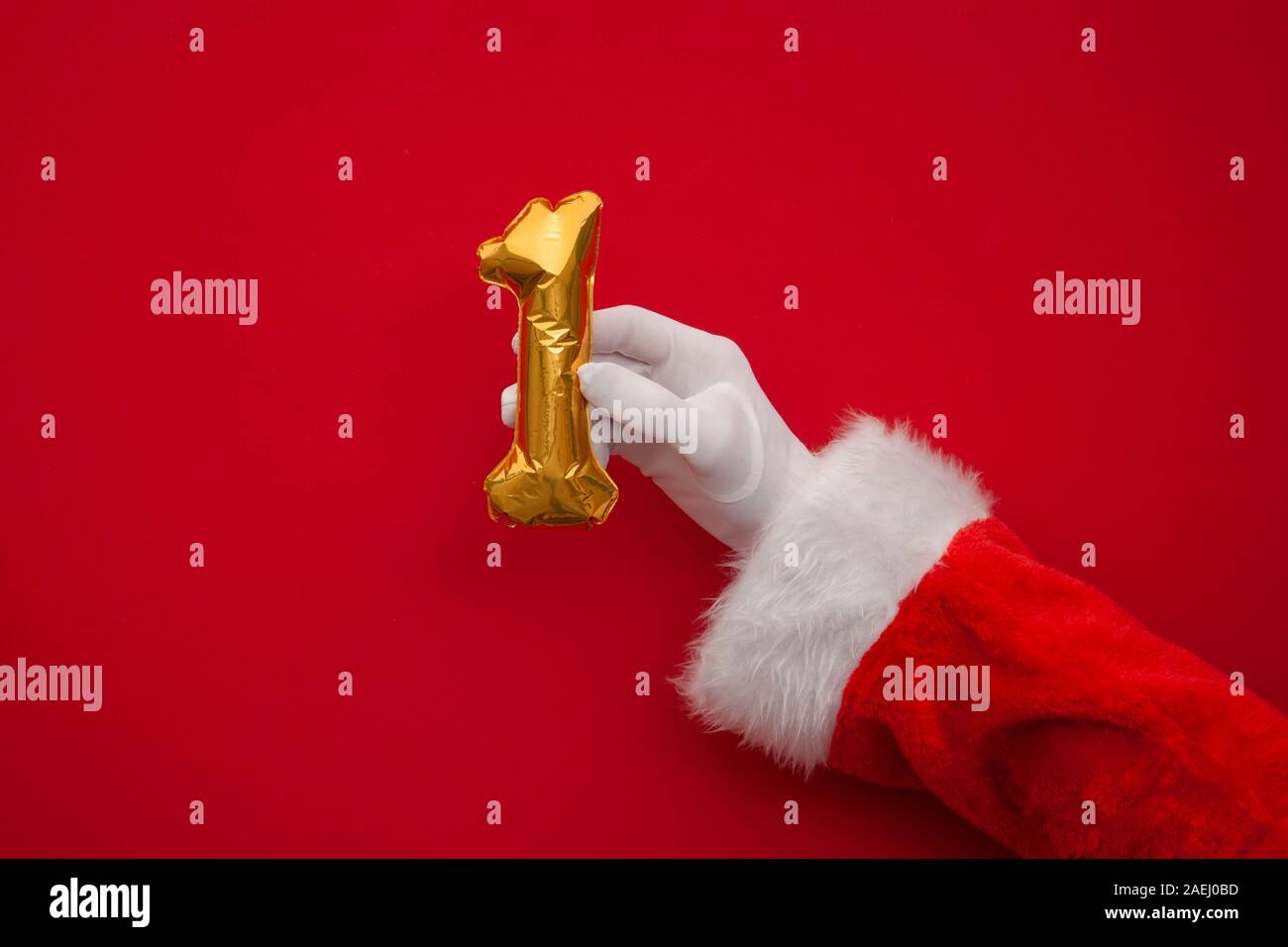 12 Tage von Weihnachten. Santa Hände halten 1. tag Ballon auf rotem Hintergrund Stockfoto