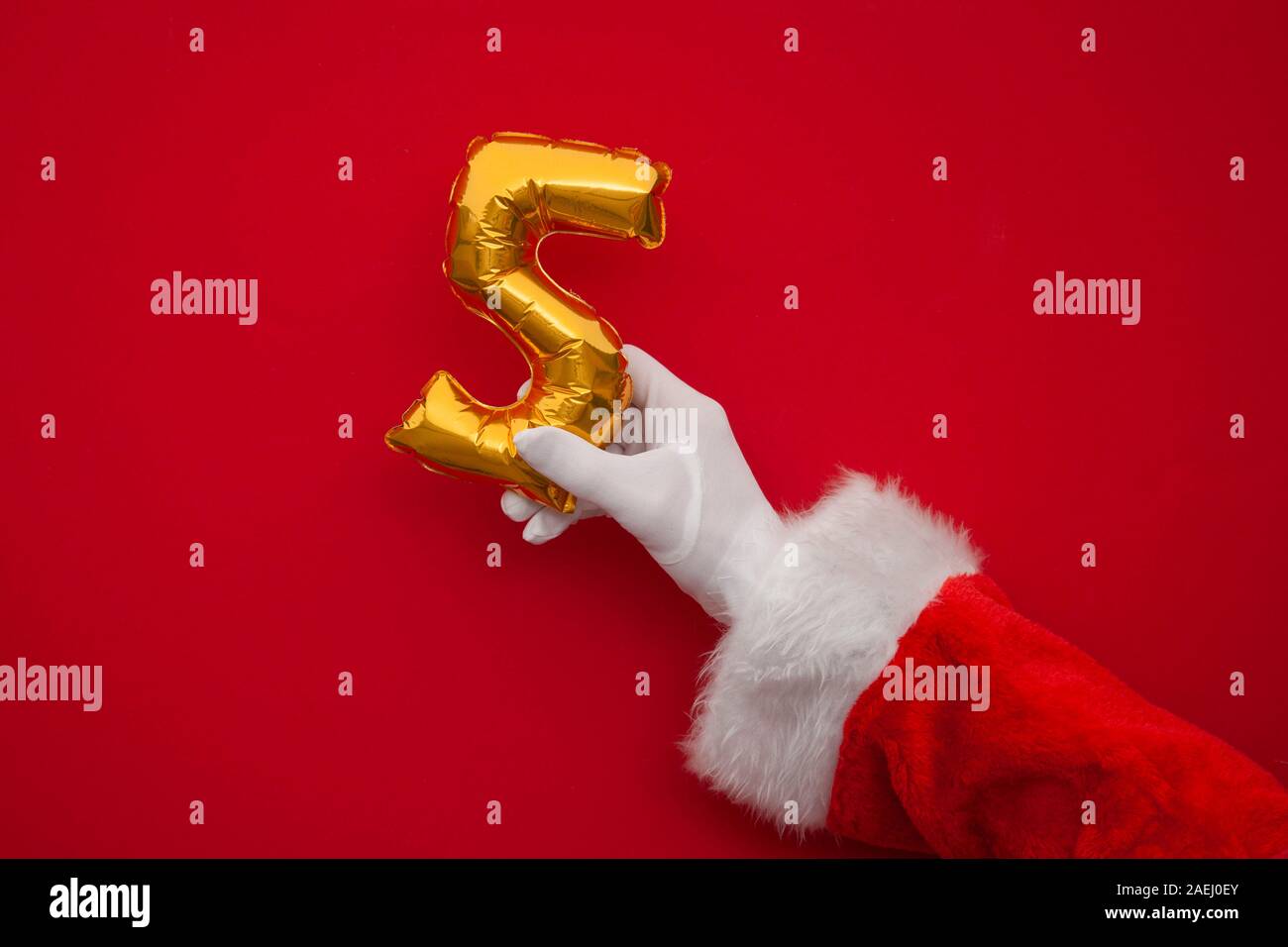 12 Tage von Weihnachten. Santa Hände halten 5. tag Ballon auf rotem Hintergrund Stockfoto