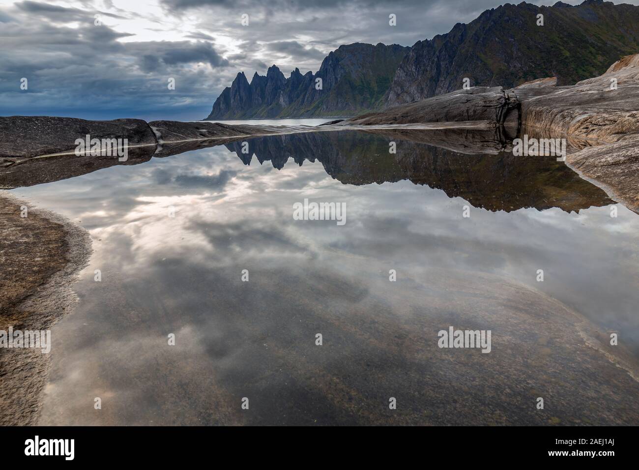 Küste bei Tungeneset, Blick über Zähne spitzen Rock Formation des berühmten Teufel der Bergkette Okshornan, Insel Senja, Troms, Norwegen im Norden. Stockfoto