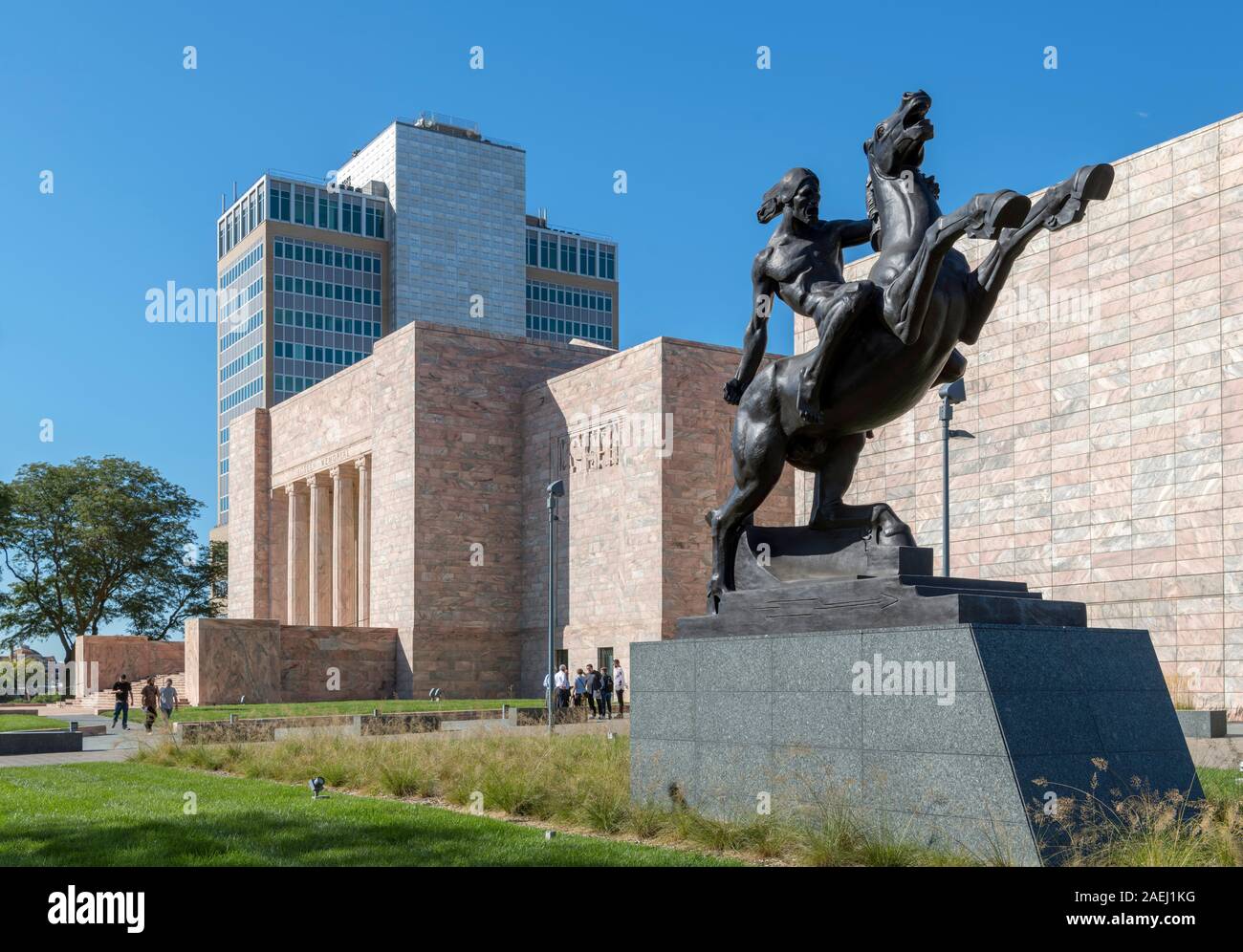 Joslyn Art Museum, Omaha, Nebraska, USA.. Die Statue im Vordergrund ist Ioux Warrior" von Matthew Placzek. Stockfoto