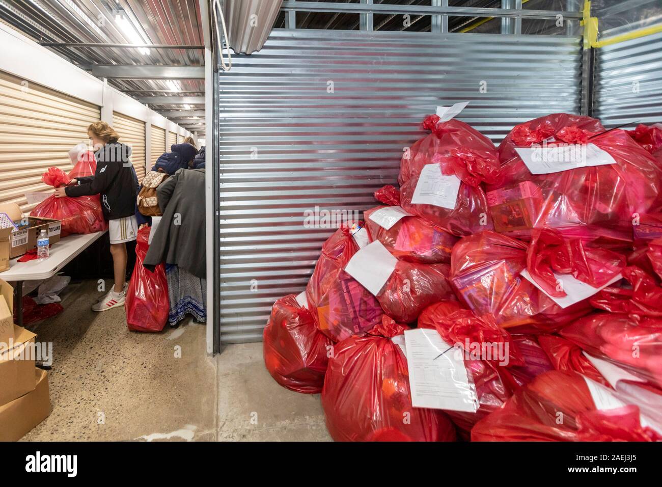 Madison Heights, Michigan - Freiwillige Helfer aus dem jüdischen, christlichen und muslimischen Organisationen gespendet, sortieren und verpacken Geschenke für benachteiligte Kinder Stockfoto