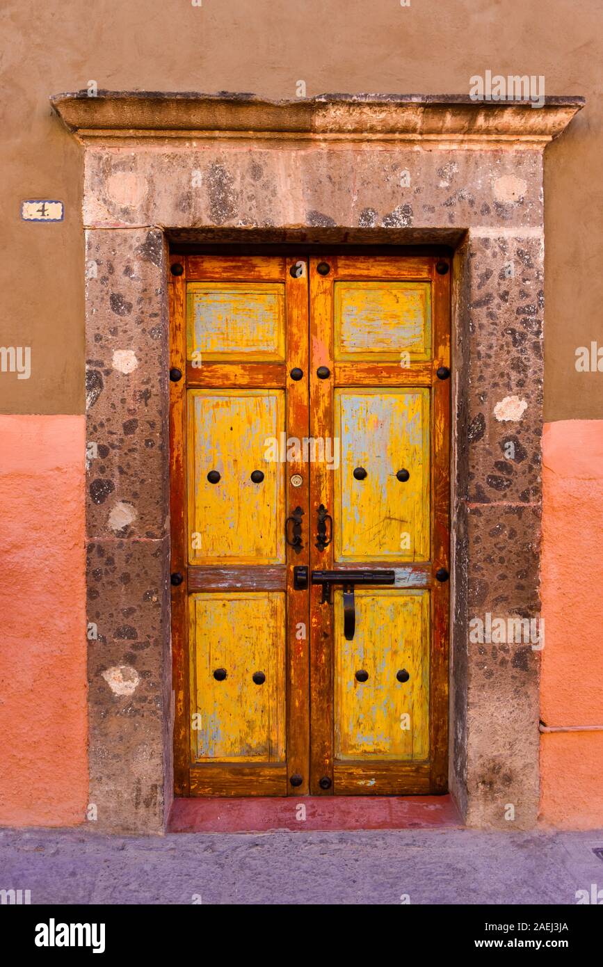Alte Tür San Miguel de Allende, Mexiko Stockfoto